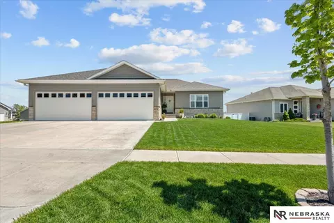 6104 S 97th St, Lincoln, NE 68526