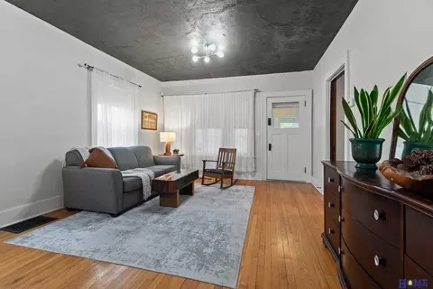 Living - 728 N 3rd St, Seward, NE 68434 photo 1 of 2