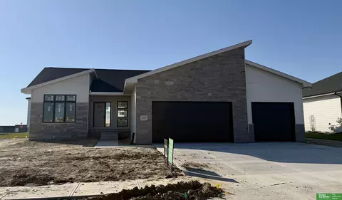 12359 Lake Vista Dr, Papillion, NE 68046