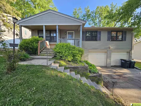 6421 Ogden St, Omaha, NE 68104