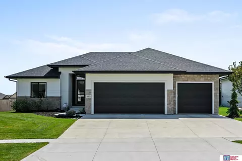 9005 Rock River Rd, Lincoln, NE 68520