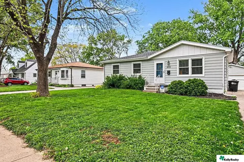 8910 Westridge Dr, Omaha, NE 68124
