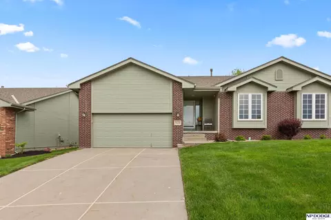 5124 Lakecrest Dr, Papillion, NE 68133