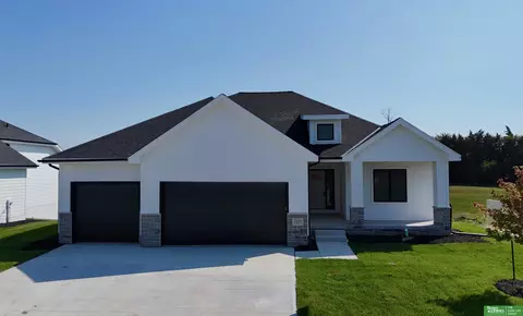 12359 Windsor Dr, Papillion, NE 68046