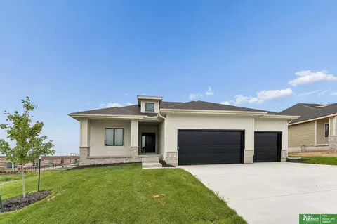 12359 Windsor Dr, Papillion, NE 68046