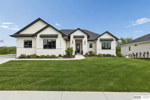 20542 Hartman Ave, Elkhorn, NE 68022