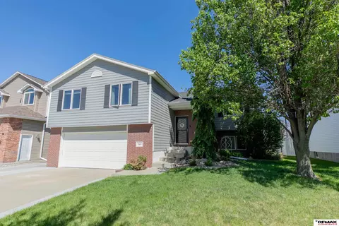 7410 Helen Witt Dr, Lincoln, NE 68512