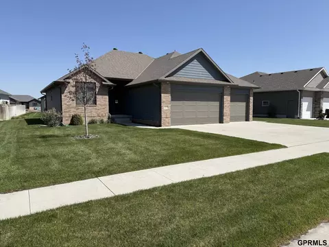 2836 Brooks Hollow Dr, Fremont, NE 68025