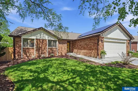 7232 Twin Oaks Rd, Lincoln, NE 68516
