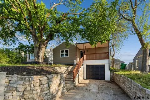 8336 Park Dr, Omaha, NE 68127