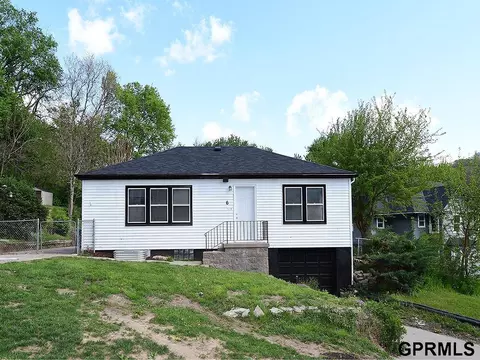 6 Hall St, Council Bluffs, IA 51503