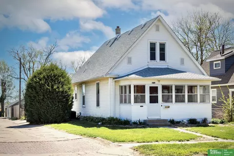 5713 S 38th St, Omaha, NE 68107