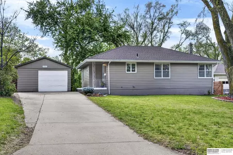 6906 N 41st St, Omaha, NE 68112