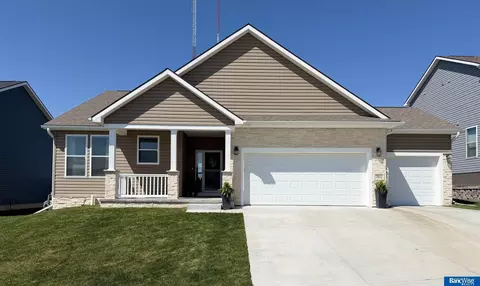 7832 Nicole Ln, Lincoln, NE 68516