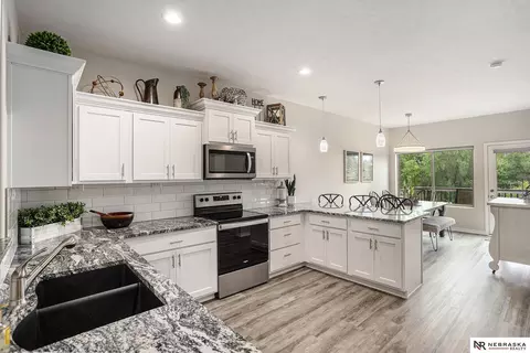 9870 Del Rio Dr, Lincoln, NE 68516