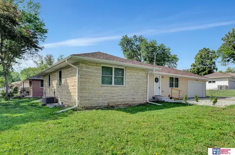 1105 Surfside Dr, Lincoln, NE 68528