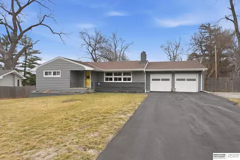 8120 Keystone Dr, Omaha, NE 68134