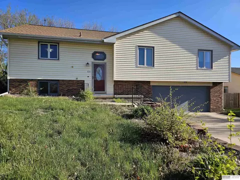 820 Spruce St, Papillion, NE 68046