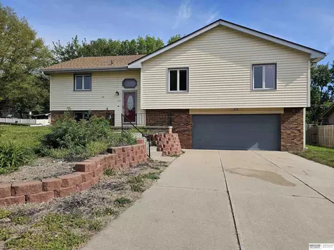 820 Spruce St, Papillion, NE 68046