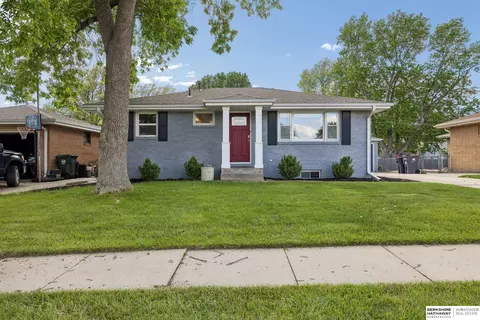 1617 Hays Dr, Lincoln, NE 68505