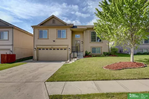 9113 Black St, Omaha, NE 68122