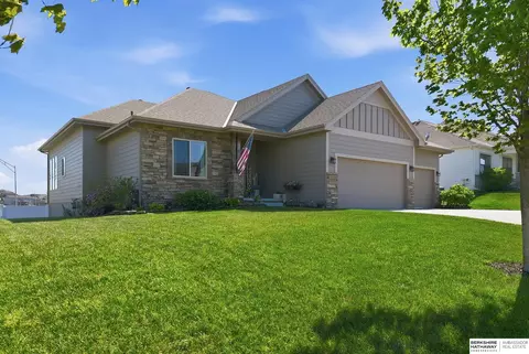 10805 Lake Tahoe Dr, Papillion, NE 68046