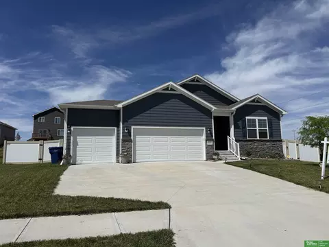 11452 Sunburst Dr, Papillion, NE 68046