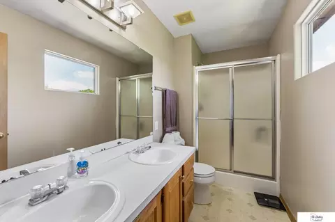 Bath - 14664 Meredith Ave, Omaha, NE 68116 photo 1 of 2