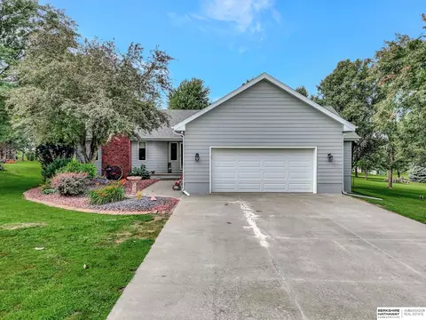 19425 Hilltop Dr, Gretna, NE 68028