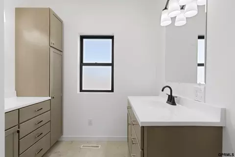 Bath - 303 Cherry Street St, Creston, NE 68631 photo 2 of 4
