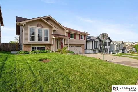 8261 Read St, Omaha, NE 68122