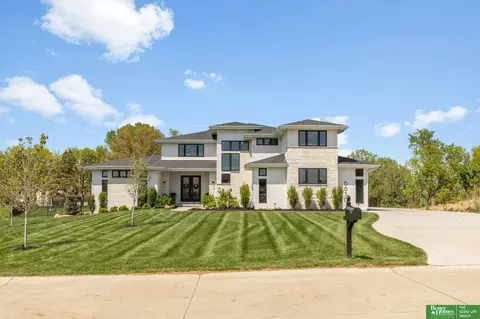 6630 Pawnee Cir, Omaha, NE 68152
