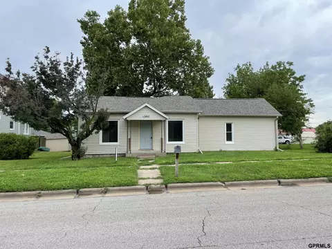 1307 Chase St, Falls City, NE 68355