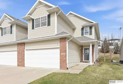 17532 Parker Plz, Omaha, NE 68118