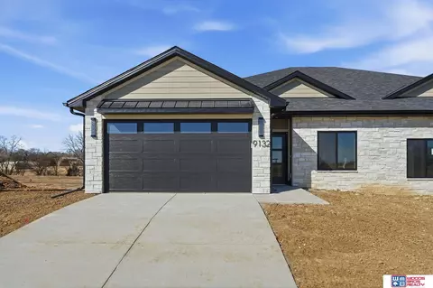 9132 Lucena Dr, Lincoln, NE 68520