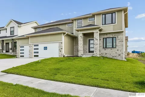 21420 Z St, Elkhorn, NE 68022