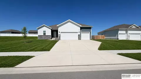 6430 Harvest Dr, Papillion, NE 68157