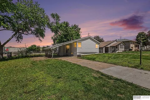 8346 Parker Ct, Omaha, NE 68114