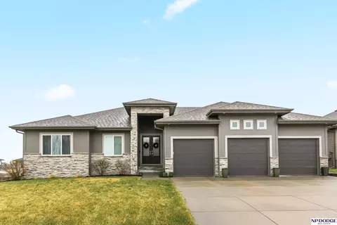 18363 Lake Cir, Elkhorn, NE 68022