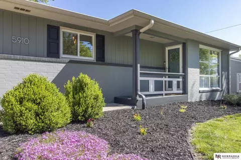5910 Gillan Rd, Lincoln, NE 68505