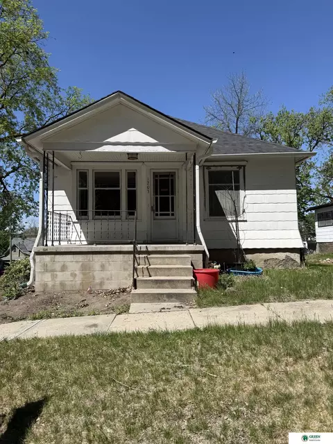 1203 N Iowa Ave, York, NE 68467