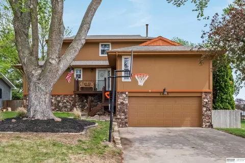 2015 S 165th St, Omaha, NE 68130