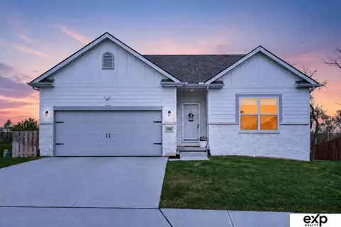 20882 Camelback Ave, Gretna, NE 68028