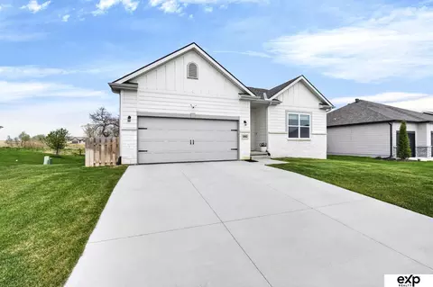 20882 Camelback Ave, Gretna, NE 68028