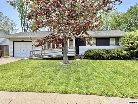 8215 Chestnut Ln, Lincoln, NE 68510
