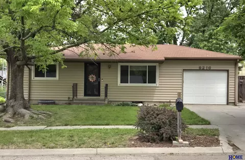 8216 Chestnut Ln, Lincoln, NE 68510