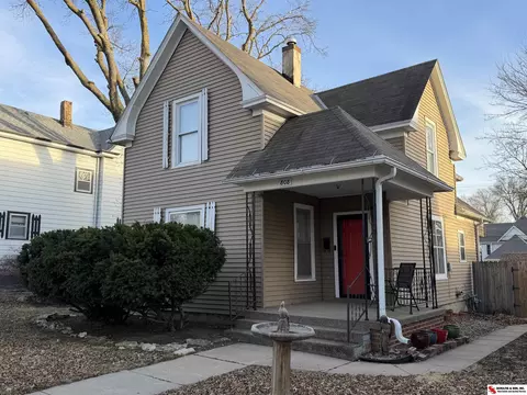 808 6th St, Fairbury, NE 68352