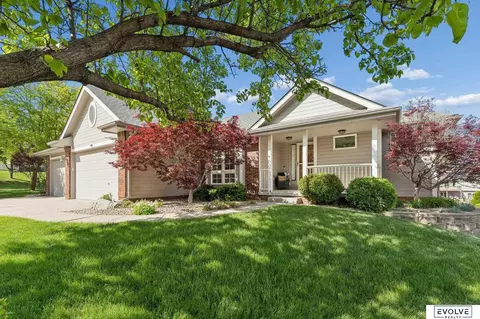 4908 Shoreline Cir, Papillion, NE 68133