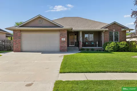 3209 Applewood Dr, Fremont, NE 68025