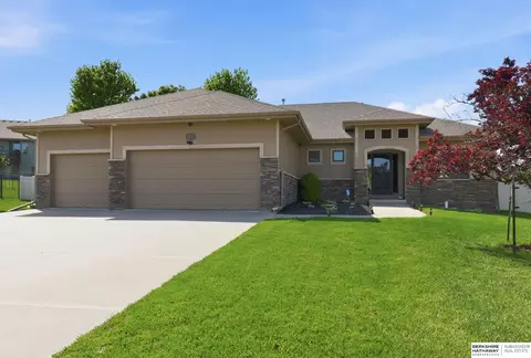 2210 Lola Cir, Bellevue, NE 68147